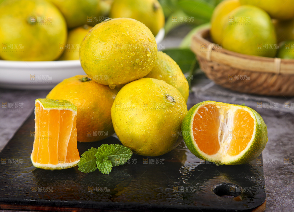 木底上摆放着橘子