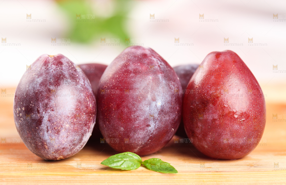 木底上摆放着新鲜李子