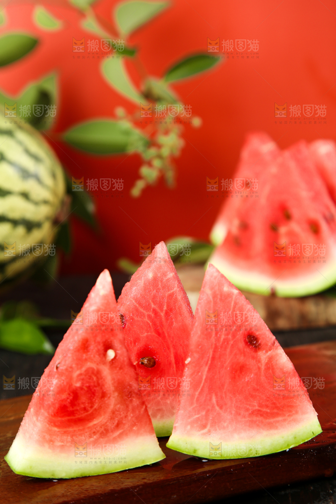 木底上摆放着冰糖西瓜