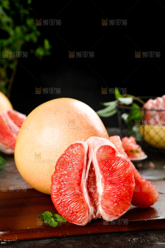 木底上放着柚子