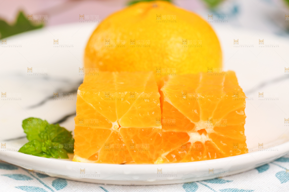 盘子里放着椪柑