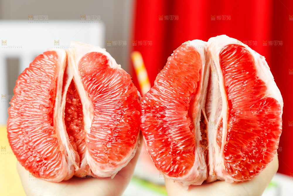 手里拿着柚子