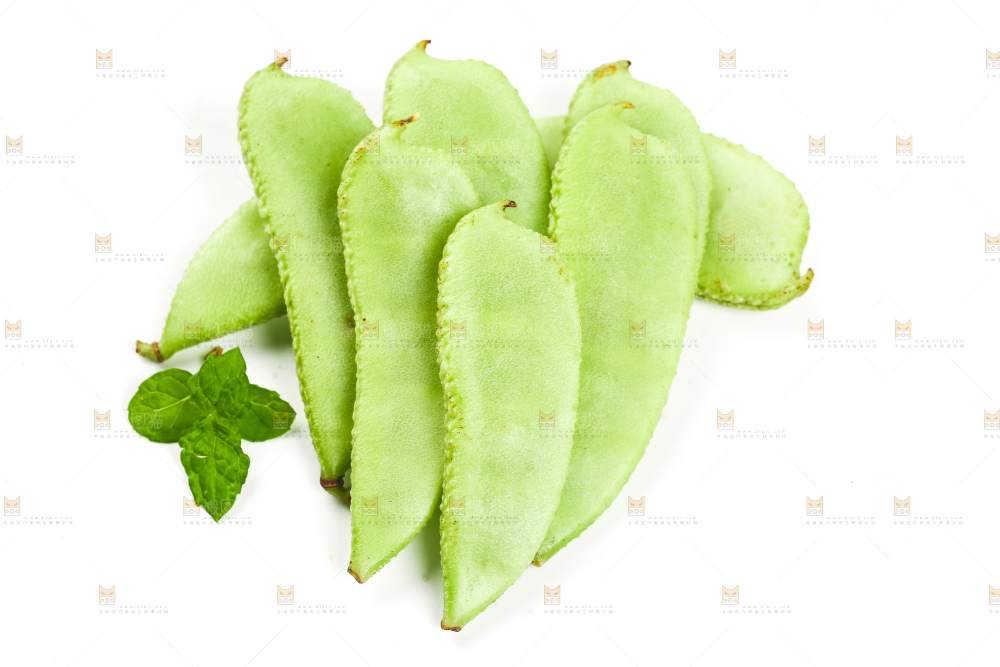 白底上放着扁豆