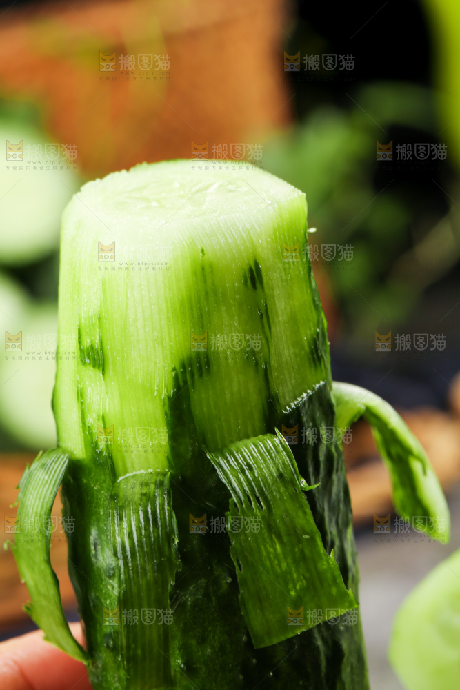 手里拿着黄瓜