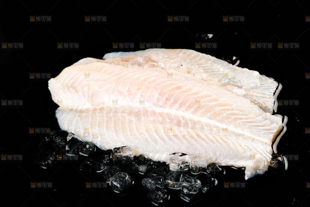 黑底上放着巴沙鱼