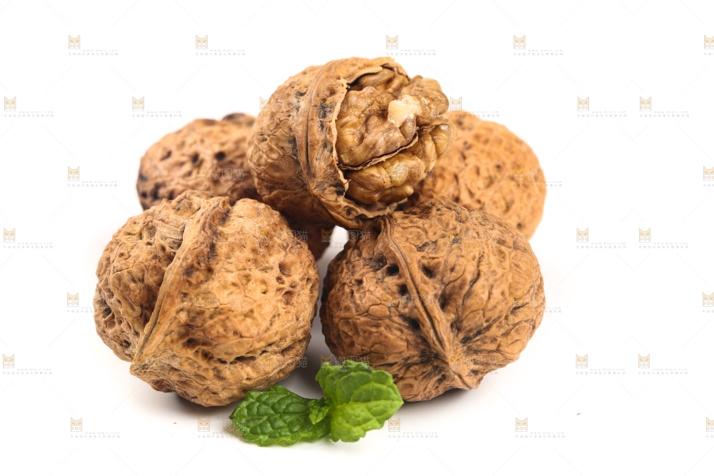 白底上摆放着核桃
