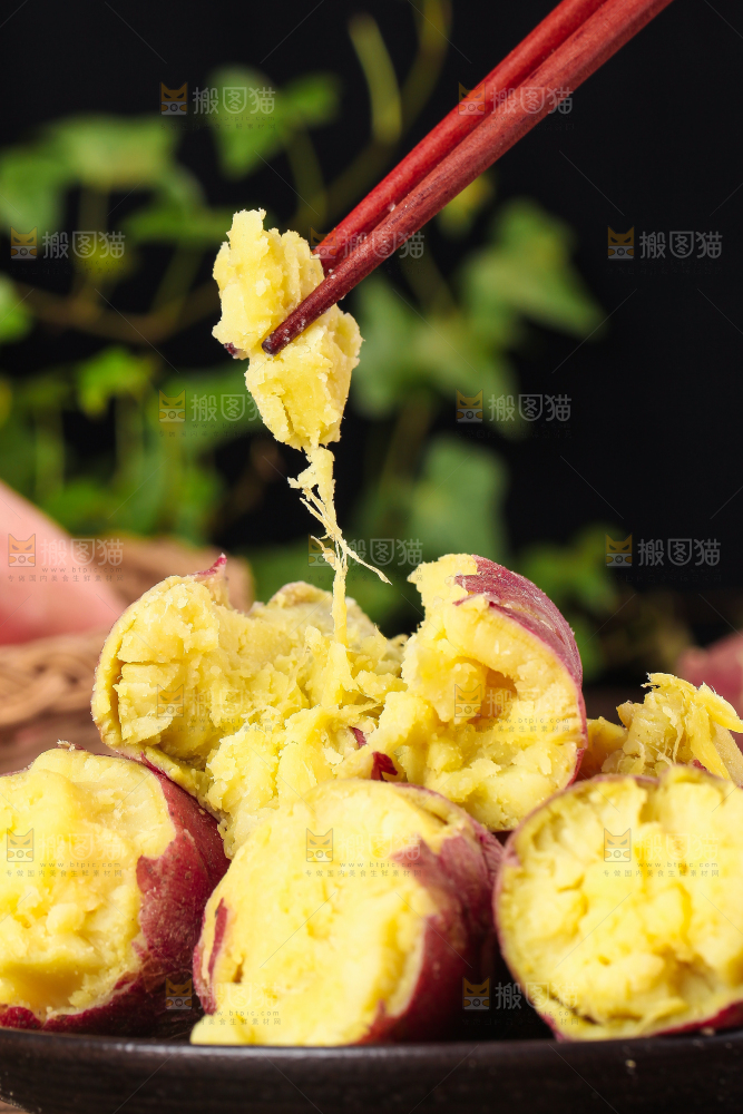 筷子夹着栗蜜薯