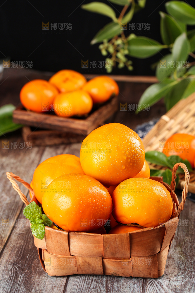 篮子里放着脆柿子