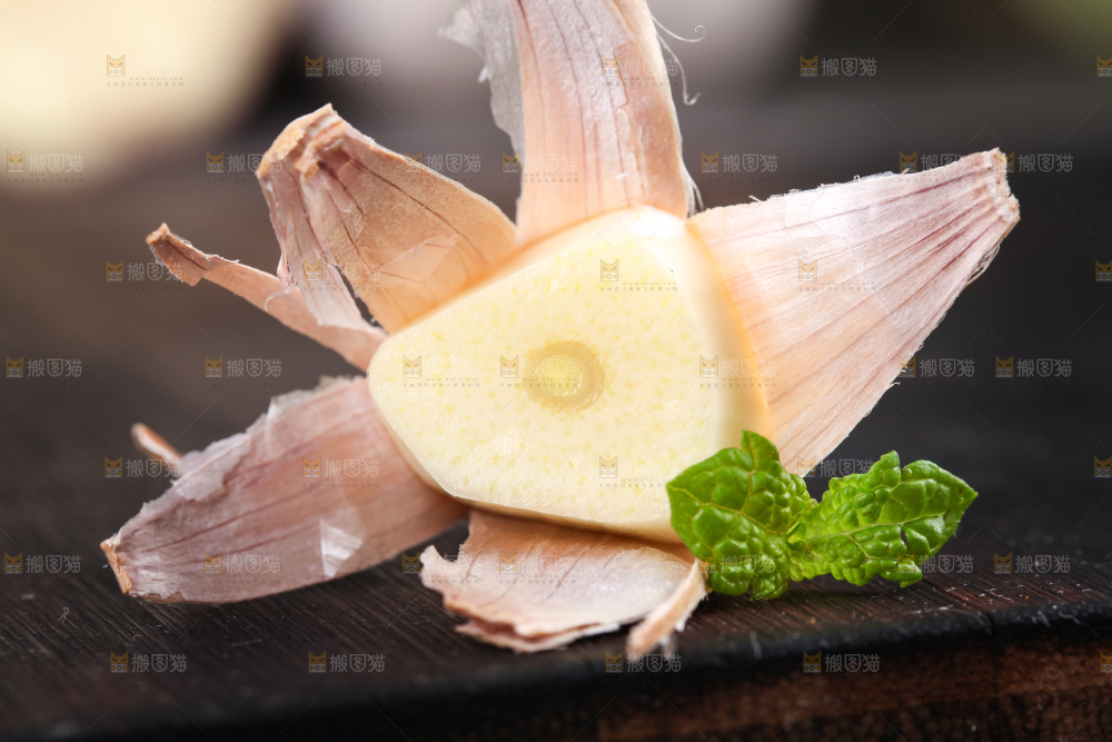 深底上放着剥皮的大蒜