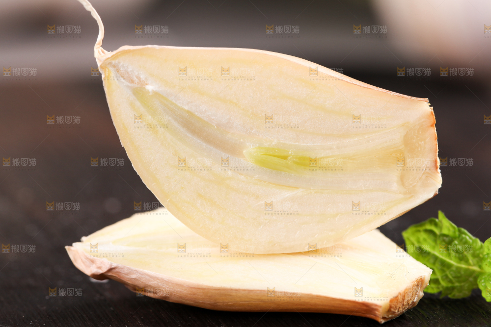 深底上放着剥皮的大蒜