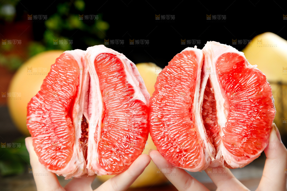 手里拿着红心蜜柚
