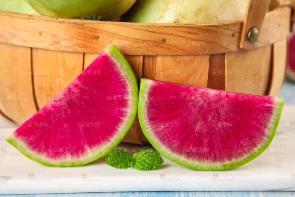 篮子里装着心里美萝卜