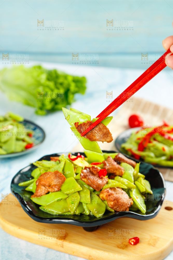 盘子里装着扁豆炒肉