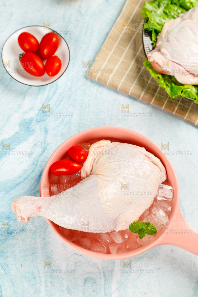 盘子里装着鸡腿