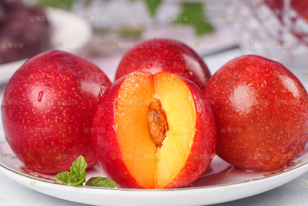 碟子里放着新鲜李子