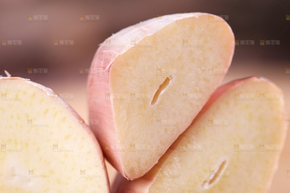 木底上摆放着大蒜