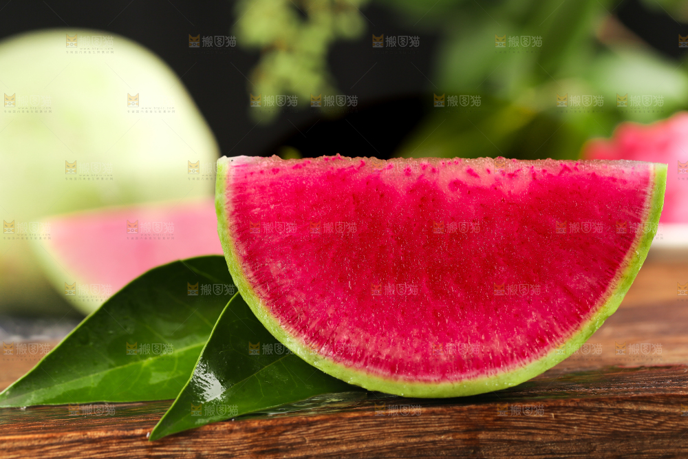 木底上摆放着心里美萝卜