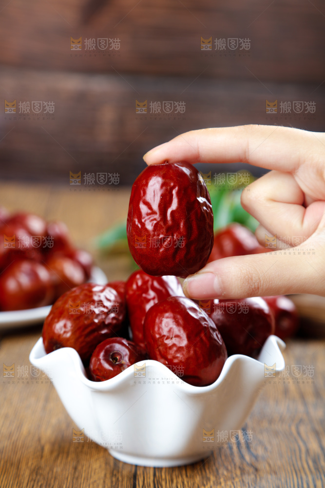 手里拿着大红枣
