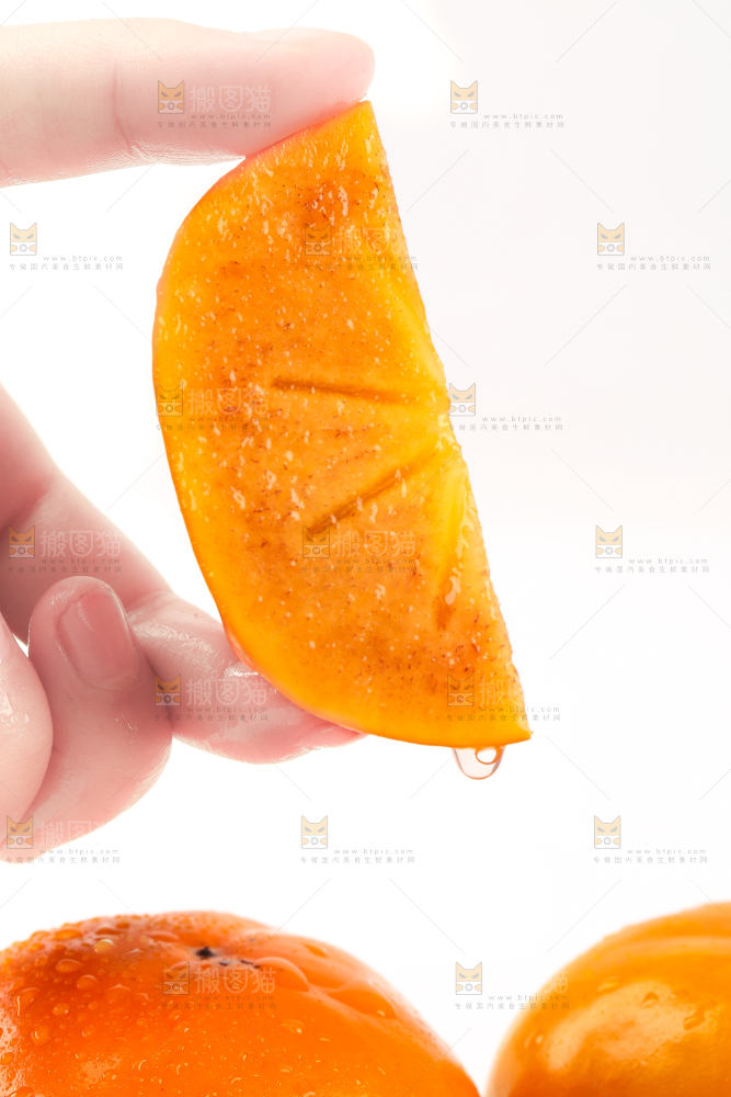 手里拿着脆柿