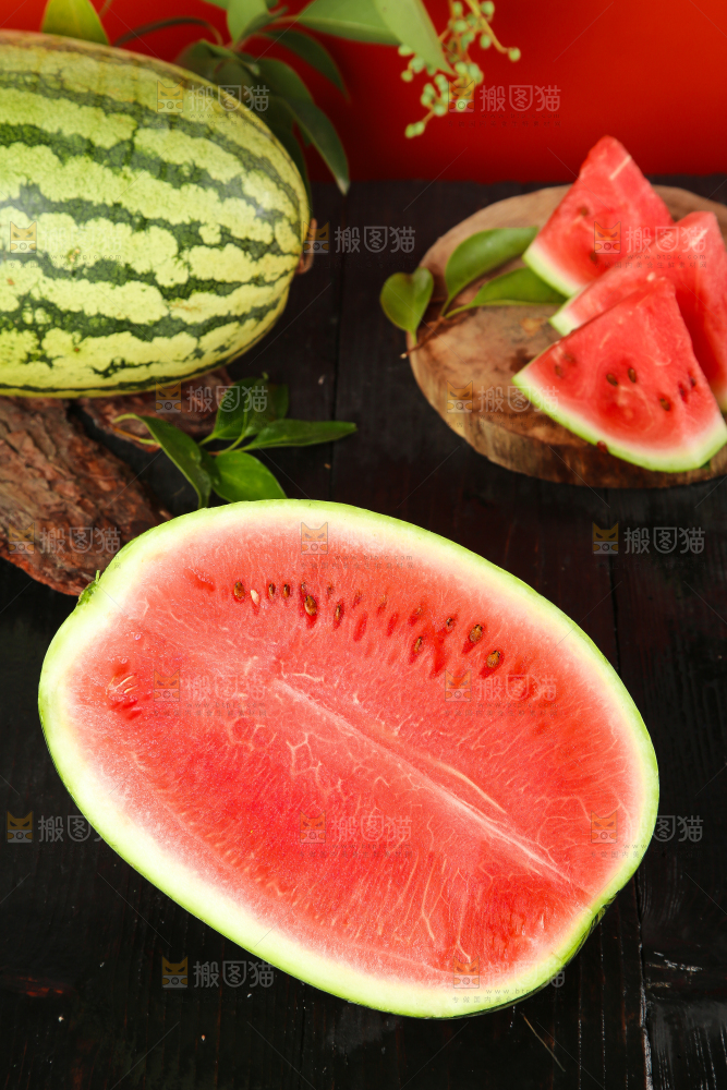 木底上摆放着冰糖西瓜