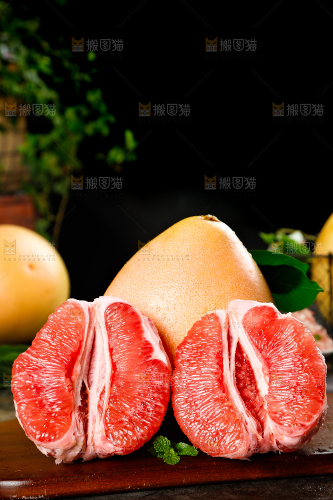 木底上放着柚子