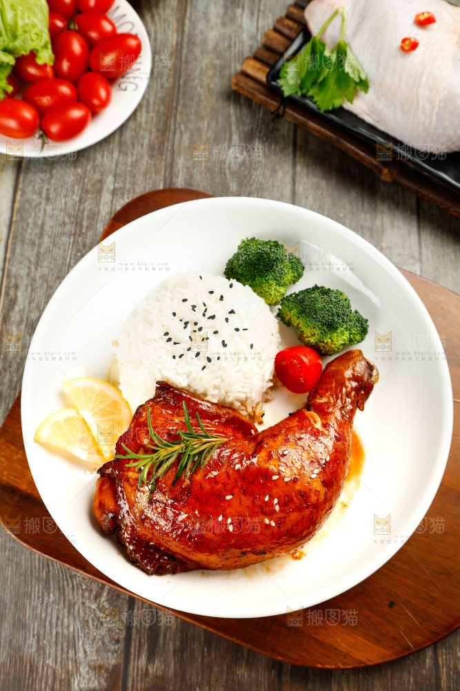 盘子里放着鸡腿盖饭