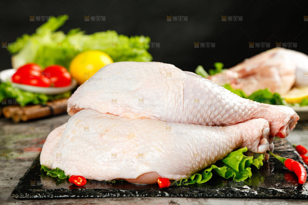 盘子里装着鸡腿