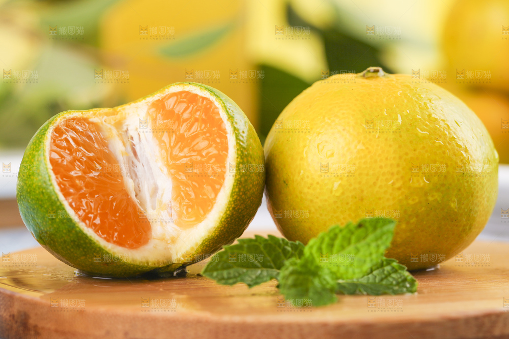 木板上放着蜜桔