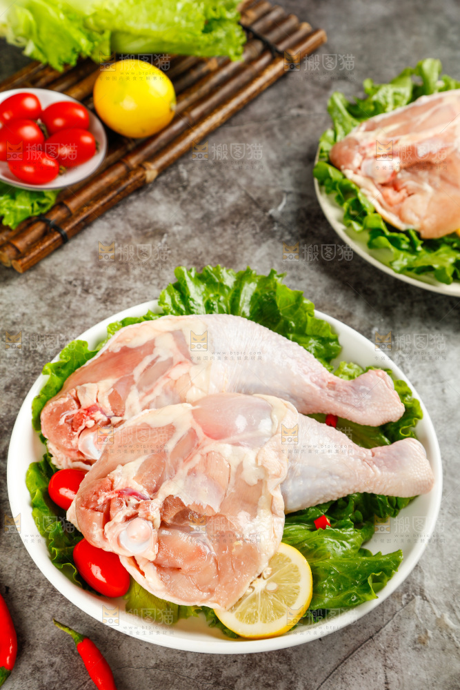 盘子里装着鸡腿