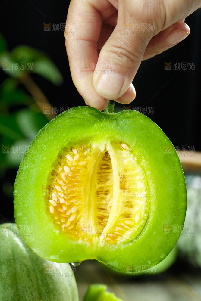 手里拿着绿宝石甜瓜
