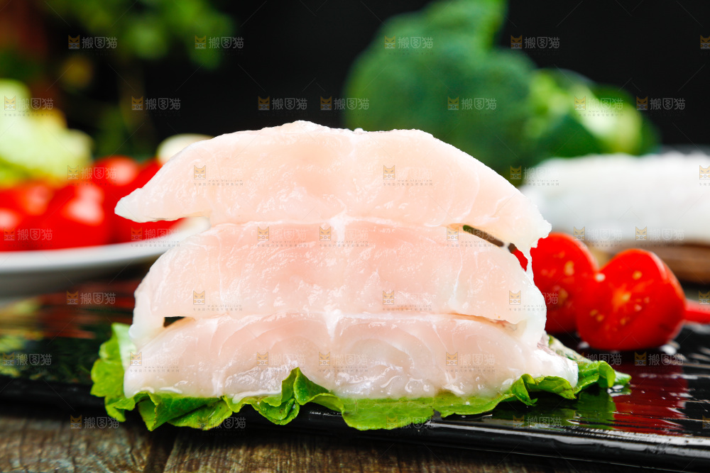 盘子里装着巴沙鱼