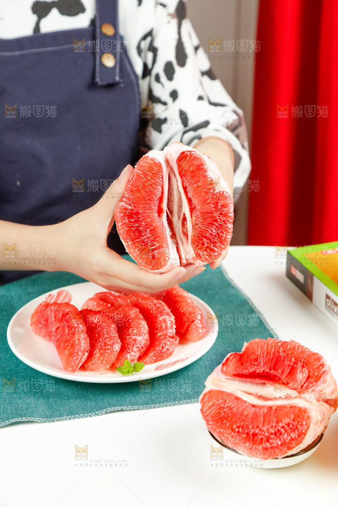 碟子里放着红心蜜柚