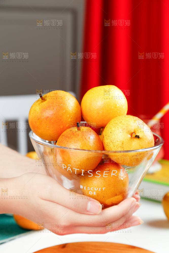 手里拿着南果梨