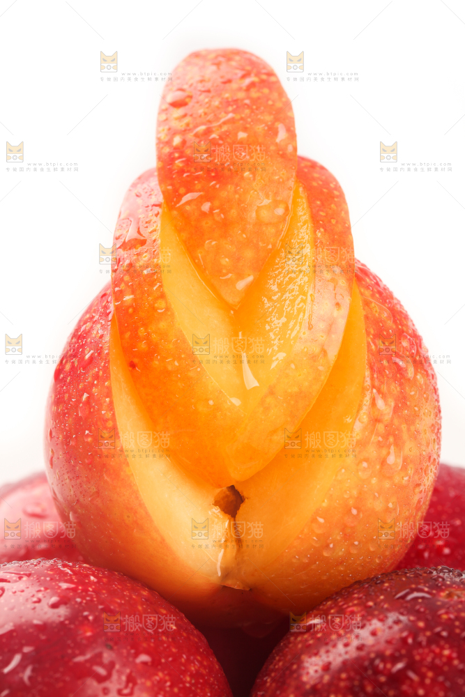 篮子里装着李子