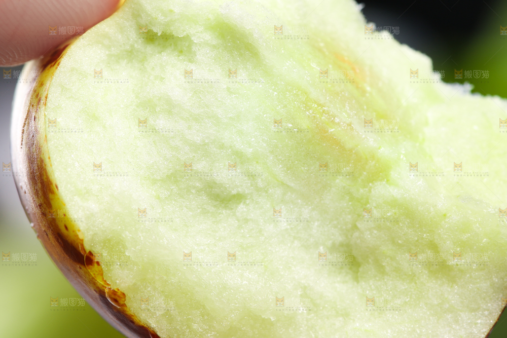 手里拿着枣子