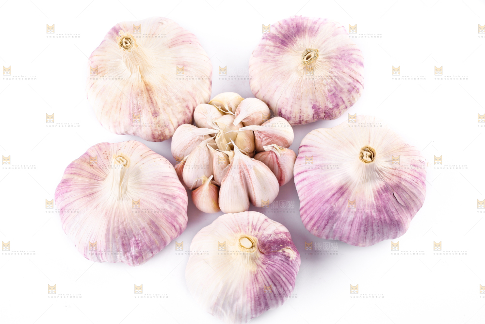 白底上摆放着大蒜