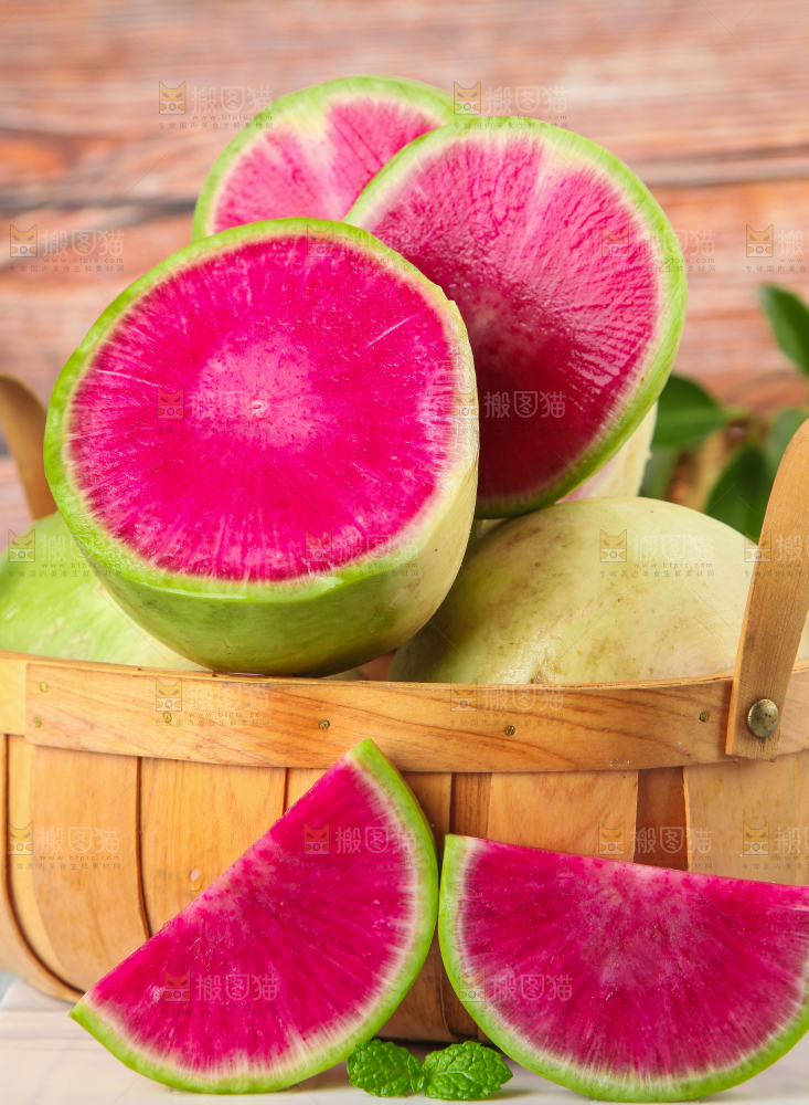 篮子里装着心里美萝卜