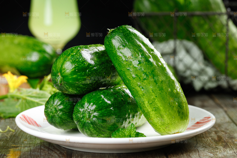 盘子里放着黄瓜