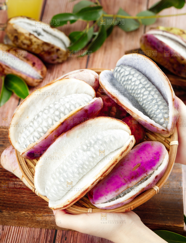 手里拿着八月瓜