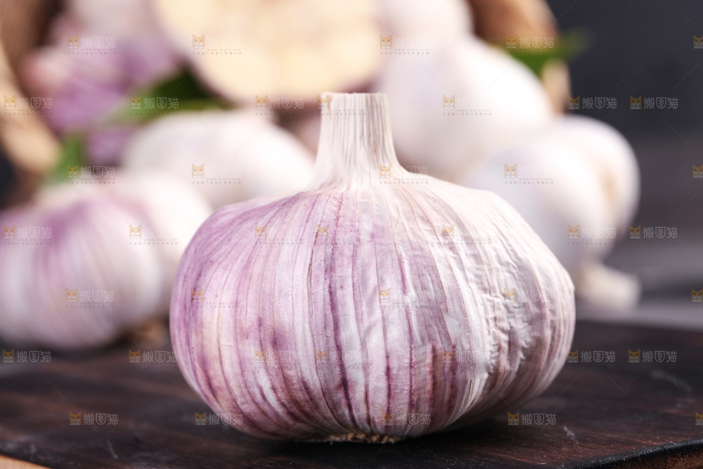 黑底上摆放着干大蒜