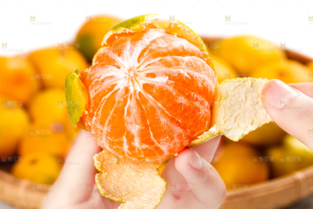 手里拿着蜜桔