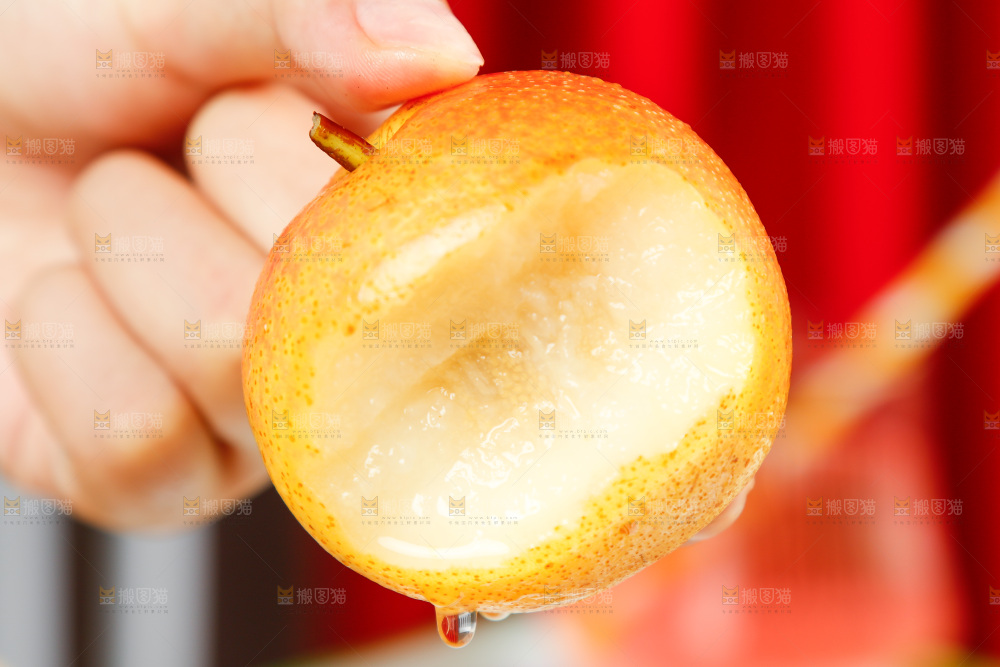 手里拿着南果梨