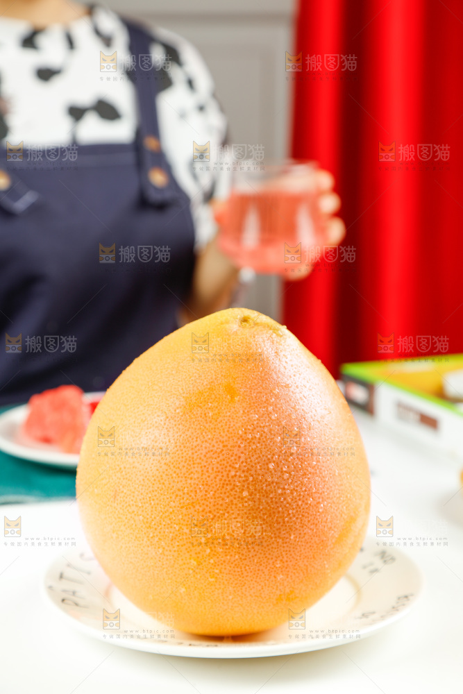 碟子里放着红心蜜柚