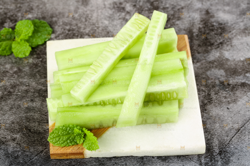盘子里装着青黄瓜