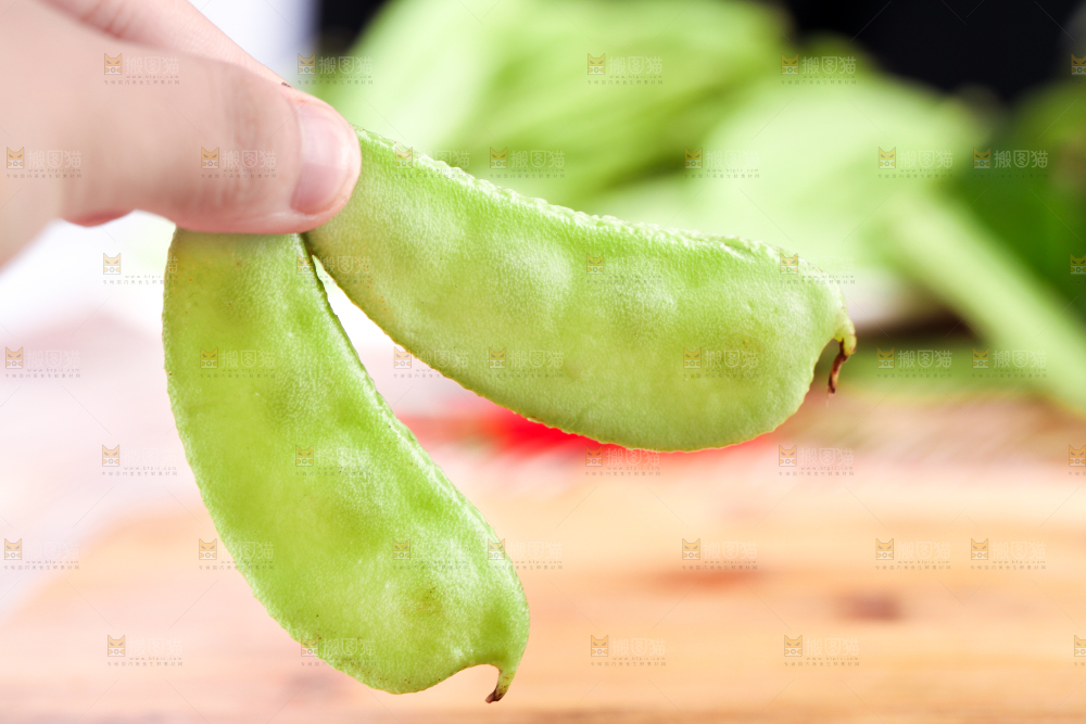 手里拿着扁豆角