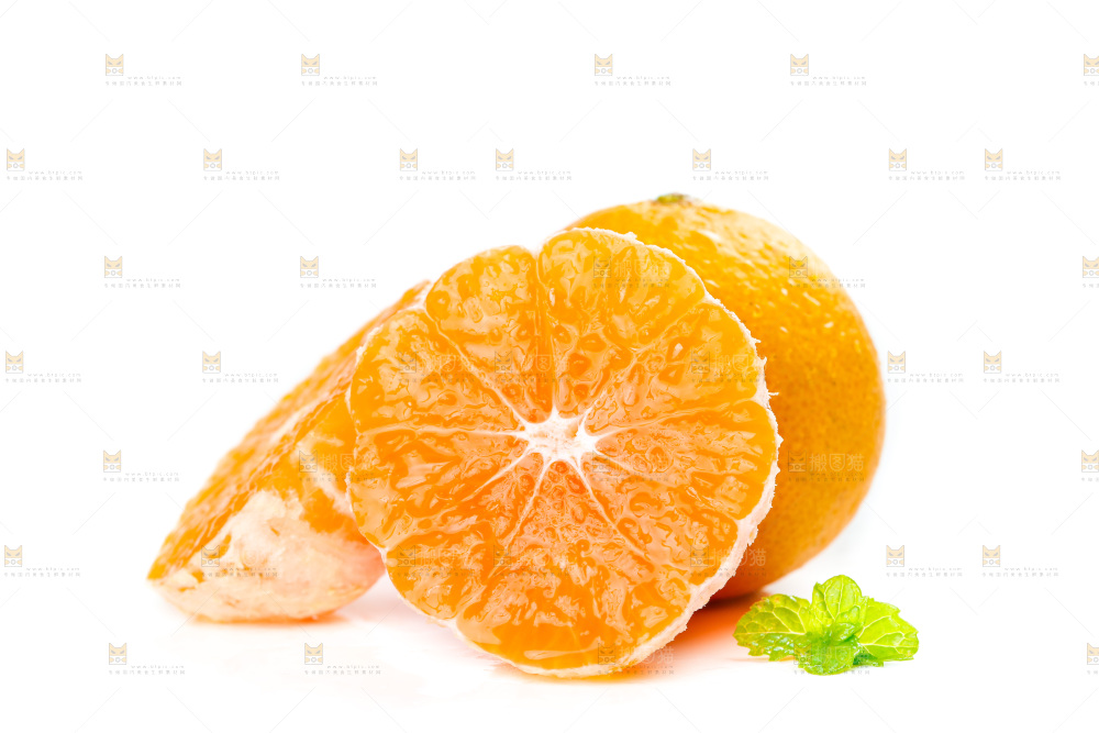 白底上放着蜜橘