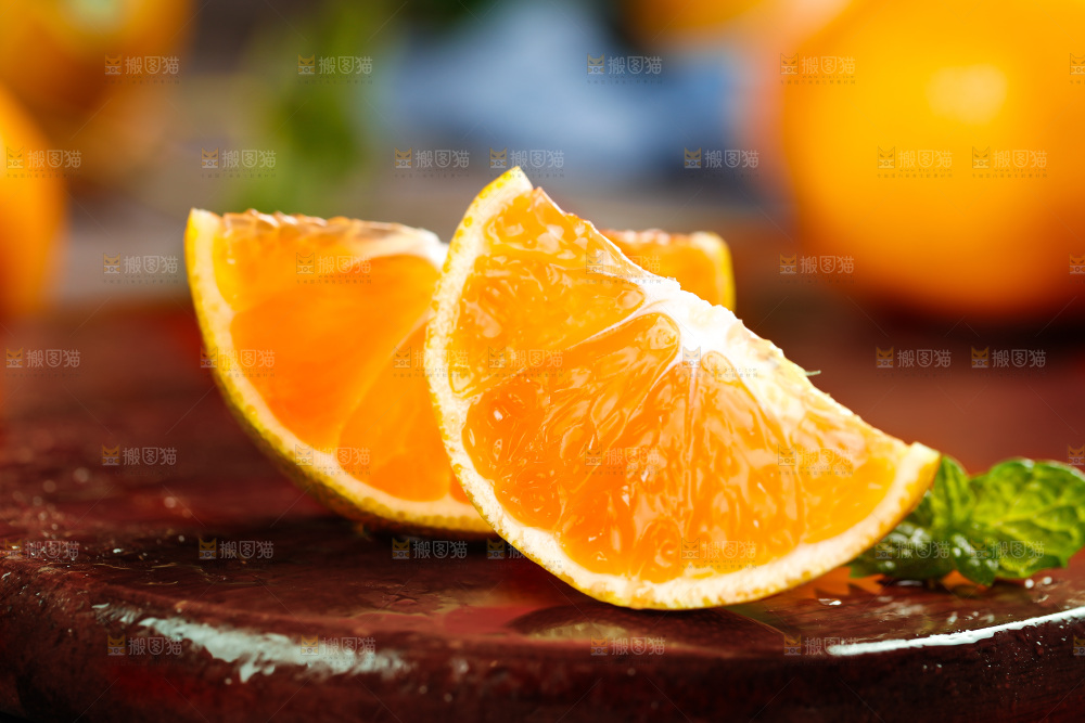 深底上摆放着橘子