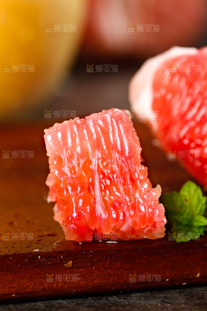 木底上摆放着红心柚子