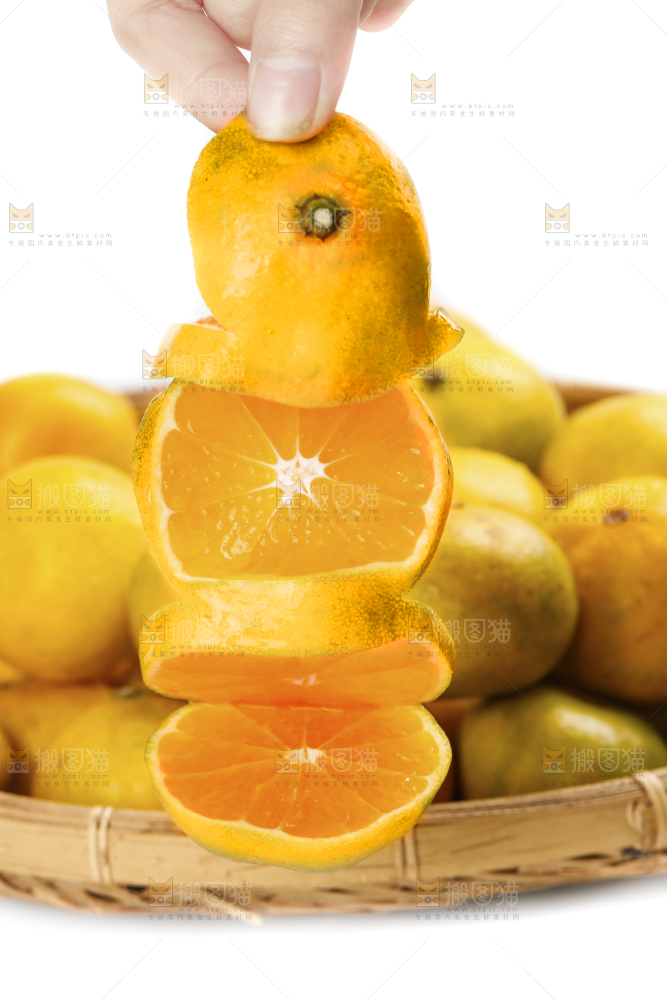 手里拿着蜜桔