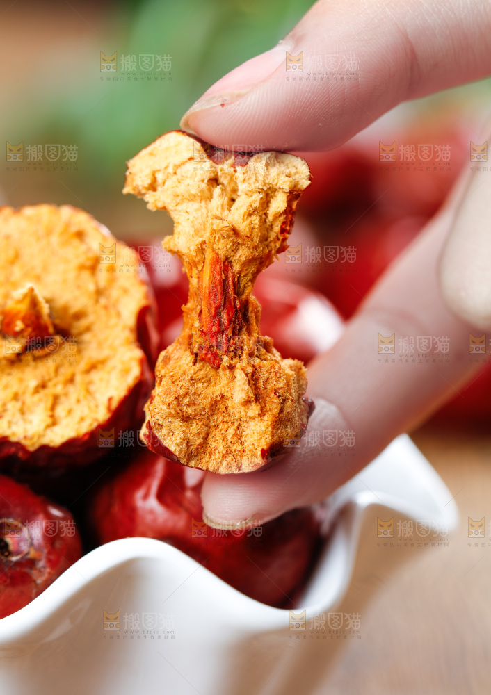 手里拿着大红枣
